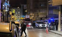 Erzurum’da firari şahıs çatıya çıktı, ekipler ikna ederek gözaltına aldı