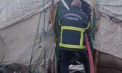 Yüksekova'da odunluk yangını: Kışlık malzemeler kül oldu