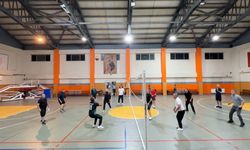 Kaymakam Hülür ve kurum müdürleri voleybol maçında buluştu