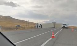 Van’da kontrolden çıkan tır devrildi: Sürücü yaralandı