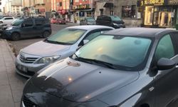 Kars sabaha buzla uyandı: Eksi 7 derecede araçların camları dondu