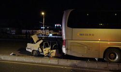 Malatya'da otobüse çarpıp altına giren otomobildeki 3 kişi yaralandı