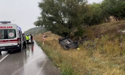Erzurum’da kayganlaşan yolda belediye aracı devrildi: 2 yaralı