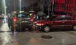 Erzurum'da kavşakta otomobiller çarpıştı: 1 yaralı