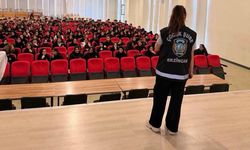 Çocuk polisi, Erzincan’da öğrencileri suçlara karşı bilgilendirdi