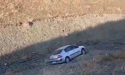 El freni çekilmeyen araç dere yatağına yuvarlandı