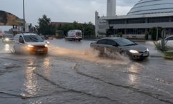 Erzincan’da yağmur etkili oldu, geceyi şimşekler aydınlattı