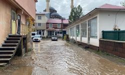 Bingöl’de yağış sonrası Karlıova sokakları göle döndü