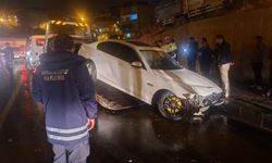 Hakkari’de otomobil tabelaya çarptı: 1 yaralı