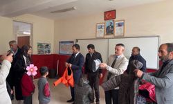 Patnos’ta öğrencilere mont ve bot desteği