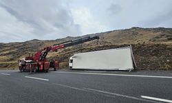 Iğdır-Doğubayazıt yolunda araç devrildi: Yol trafiğe kapandı
