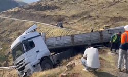 Solhan’da yüklü tır uçurum kenarında asılı kaldı