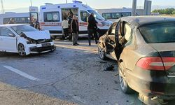 Malatya’da iki otomobil çarpıştı: 1’i ağır 6 yaralı