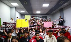 Elazığ’da tribünleri aratmayan okul buluşması: Meşale ve tezahüratlarla karşılandılar