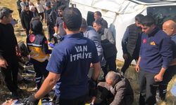Van'da tır yolcu minibüsü ile çarpıştı: 11 yaralı