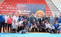 Erzincan’da voleybol turnuvasının şampiyonu Valilik oldu