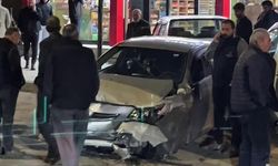 Erzurum’da direksiyonu kilitlenen otomobil kaza yaptı: O anlar kamerada