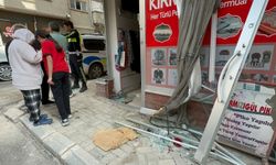 Yolcu minibüsü ile çarpışan ticari taksi terzi dükkanına girdi