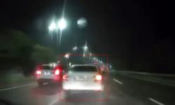 Elazığ’da yağışlı yolda makas atan sürücü kamerada
