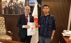 KPSS'ye girerken tezgahına bıraktığı not ile gündem olan simitçiye anlamlı kabul