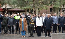Tercan’da Cumhuriyet Bayramı dolayısıyla çelenk sunma töreni düzenlendi