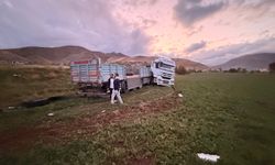 Van’da tır şarampole yuvarlandı: 2 yaralı