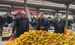 Ardahan Valisi Yamlı, eşiyle semt pazarını gezdi