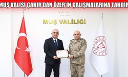 Muş Valisi Avni Çakır’dan İl Jandarma Komutanı Özgür Özer’e başarı belgesi