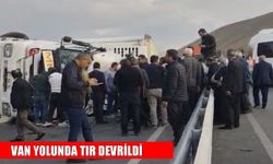 Van’da tır devrildi: 1 yaralı