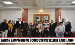 Erzurum’un başarılı güreşçileri çiçeklerle karşılandı