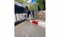 Otobüs şoförü ile kavga eden şahıs şemsiye ile saldırdı