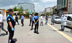 Polis sosyal mesafe uyarısı yaparak maske dağıttı!