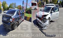 Muş'ta korkutan kaza: 2 araç kavşakta çarpıştı
