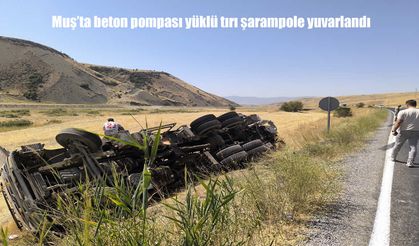 Muş’ta beton pompası yüklü tır devrildi