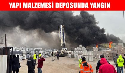 Balıkesir'de yapı malzemeleri deposunda çıkan yangına müdahale ediliyor