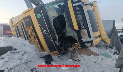 Tatvan Yolunda Korkutan Kaza: Büyükbaş Yüklü Tırlar Bariyerlere Çarptı