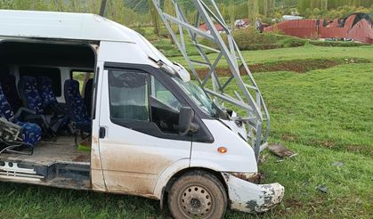 Şemdinli'de yolcu minibüsü direğe çarptı: 11 yaralı