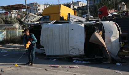 Hatay’da yolcu servisi park halindeki tıra çarptı: 6 ölü, 8 yaralı