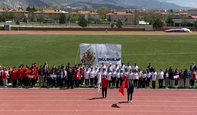 Muş’un da yer aldığı genç atletizm yıldızları Erzincan’da yarıştı