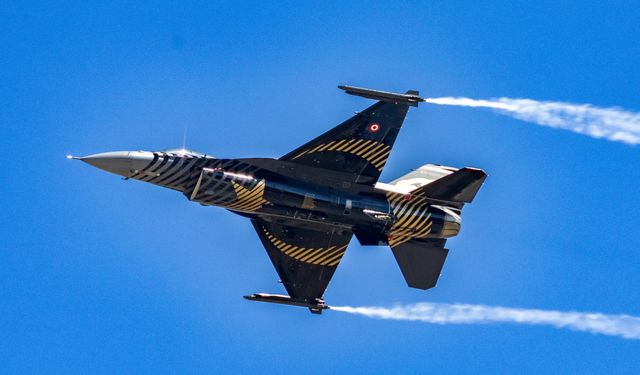 SOLOTÜRK'ün nefes kesen gösterisi Erzurum semalarında gerçekleşti
