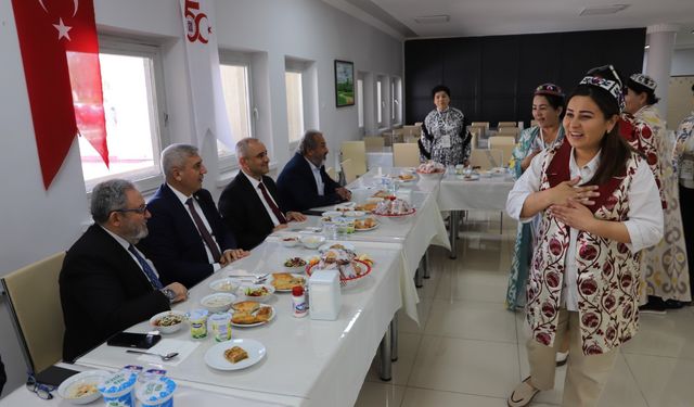 Fırat Üniversitesi’nde Özbek Akademisyenlerden Anlamlı Şükran Günü Etkinliği
