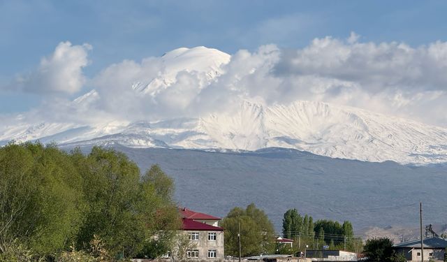 Iğdır'da nisan ayında kar sürprizi: Dağlar beyaza büründü, bahar geriye çekildi