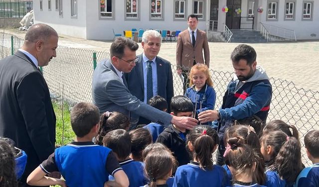 Tutak'ta ağaç dikim etkinliği: Doğa dostu gençler yetişiyor