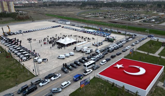 Erzurum Büyükşehir Belediyesi'nden dev yatırım: 18 araç filosu tanıtıldı