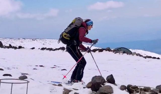 Ağrı Dağı'nın 3 Bin 500 rakımında nefes kesen kayak deneyimi