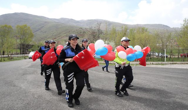 Muş'ta polis ekipleri köydeki çocuklara 23 Nisan coşkusu yaşattı
