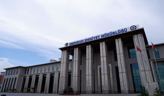 Ruhsat işlemi sırasında silah ateş aldı, polis memuru yüzünden yaralandı