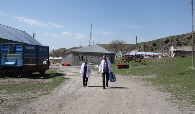 Bahar ebe, 7 yıldır köyleri gezerek kadın ve bebeklerin takibini yapıyor