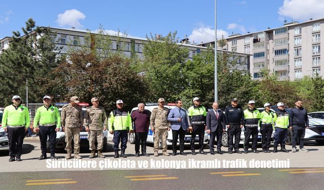 Oltu’da Trafik Haftasında Renkli Denetim: Sürücülere Çikolata, Çocuklara Hediye