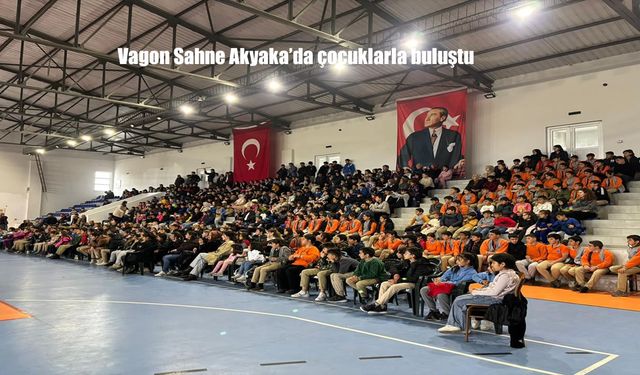 Akyaka’da Tiyatronun Raylar Üzerindeki Büyüsü: “Masal Treni” Sahnelendi